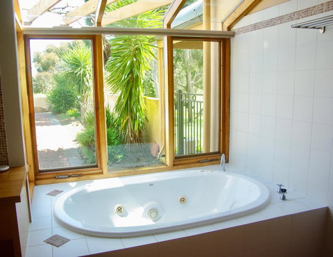 Scobie Lane Retreat - ACT Tourism 6