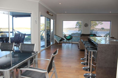 Waterfront On Osprey - ACT Tourism 7