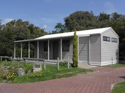 Lakeside Tourist Park - ACT Tourism 1
