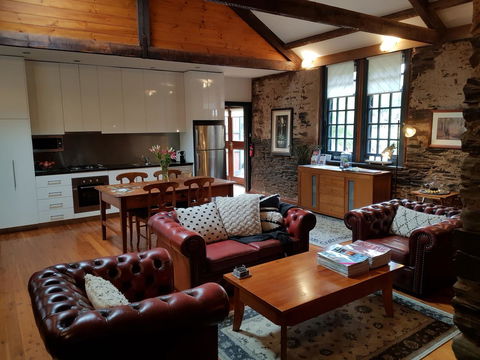 William Hunt's Retreat - Cypress Studio - ACT Tourism 1