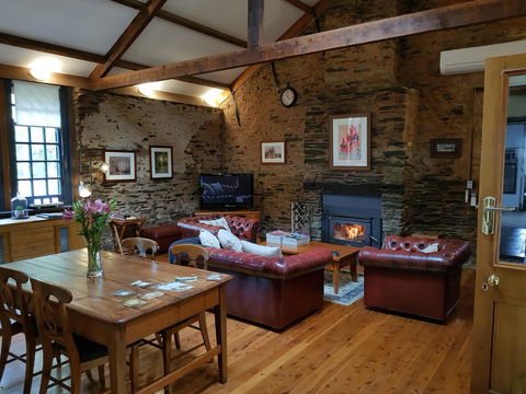 William Hunt's Retreat - Cypress Studio - ACT Tourism 0