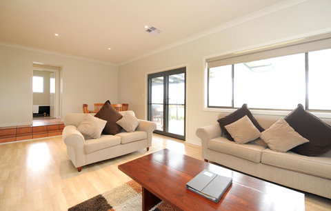 The Barn Accommodation - ACT Tourism 41