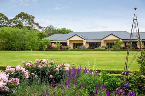 The Barn Accommodation - ACT Tourism 0
