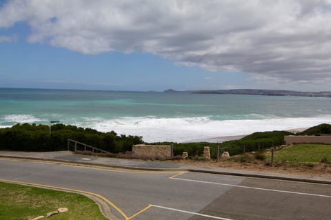 Southern Sands\' Beachfront Apartment - ACT Tourism 0