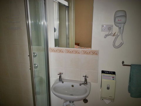 Sonbern Lodge Motel - ACT Tourism 12