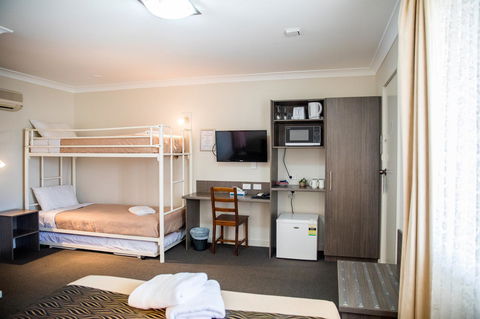 Lilac City Motor Inn & Steakhouse - ACT Tourism 3