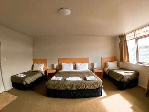 Highway One Motel - ACT Tourism 1