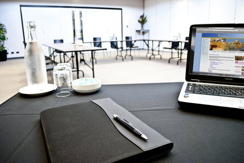 Mawson Lakes Hotel - ACT Tourism 6