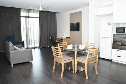 Mawson Lakes Hotel - ACT Tourism 10