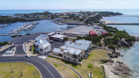 Robe Marina Accommodation - ACT Tourism 0