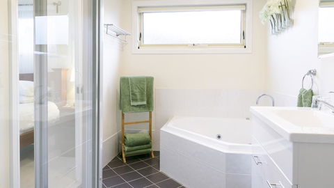 One Tree Bed And Breakfast - ACT Tourism 9