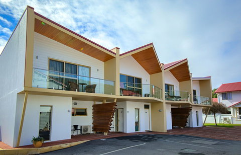 Pelicans Albany Middleton Beach - ACT Tourism 1