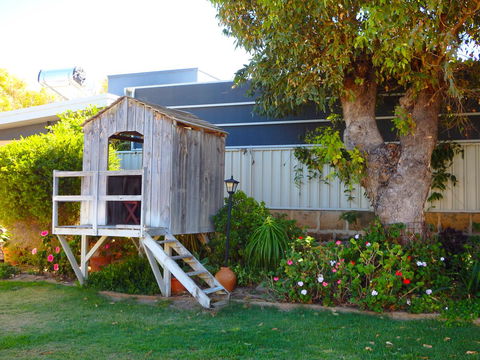 Lazy Lobster Holiday Units & Chalets - ACT Tourism 21