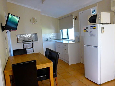 Lazy Lobster Holiday Units & Chalets - ACT Tourism 24