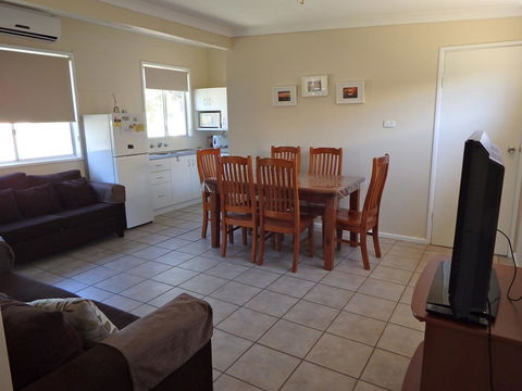 Lazy Lobster Holiday Units & Chalets - ACT Tourism 23