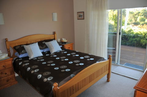 Glenelg On King Bed & Breakfast - ACT Tourism 24