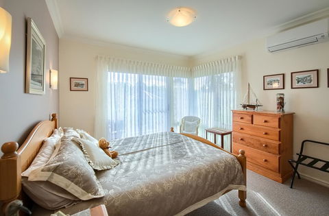 Glenelg On King Bed & Breakfast - ACT Tourism 1