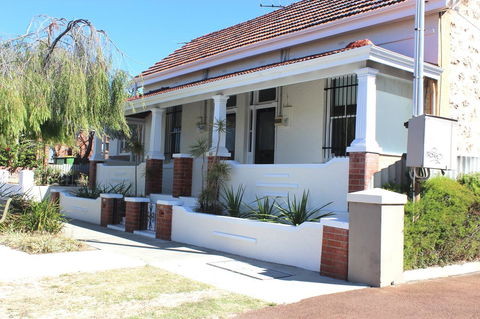 Captain\'s Heritage Cottage - Central Fremantle 2 Bedroom Historic Cottage - ACT Tourism 0