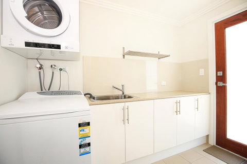 Calming Waters - Pet Friendly - Community Pool - ACT Tourism 24
