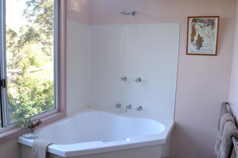 Bundle Hill Cottages - ACT Tourism 26