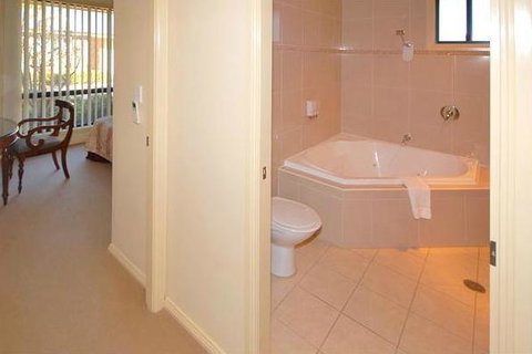 Potters Apartments - ACT Tourism 12