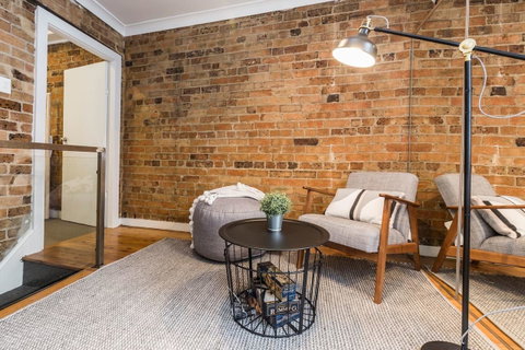 Chippendale Â· Quaint 1880â€™s Sydney Chippendale Terrace House - ACT Tourism 3