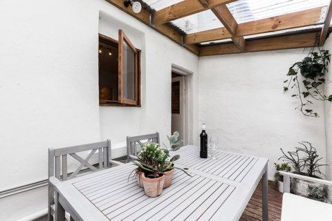 Chippendale Â· Quaint 1880â€™s Sydney Chippendale Terrace House - ACT Tourism 7