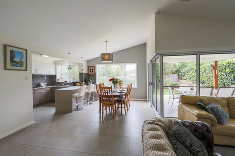 Armidale Cottage - House 2 - ACT Tourism 16