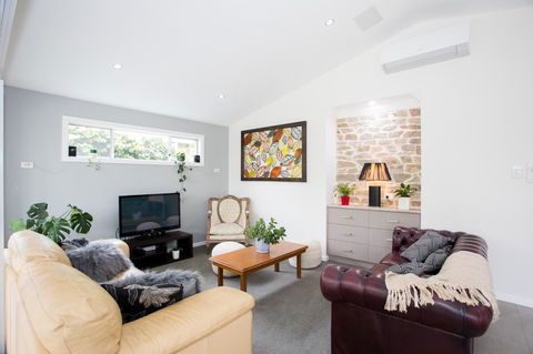 Armidale Cottage - House 2 - ACT Tourism 21