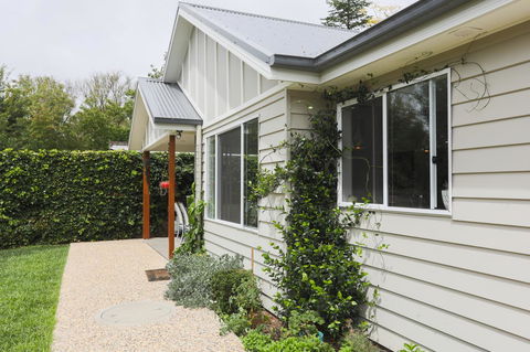 Armidale Cottage - House 2 - ACT Tourism 2