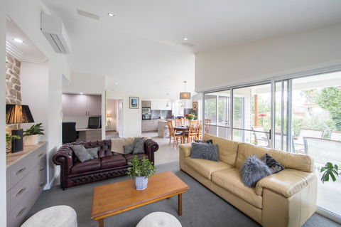 Armidale Cottage - House 2 - ACT Tourism 19