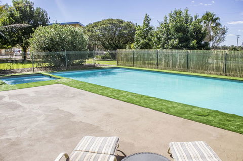 Allonville Gardens Motel - ACT Tourism 9