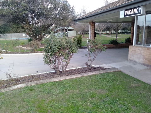 Allonville Gardens Motel - ACT Tourism 1