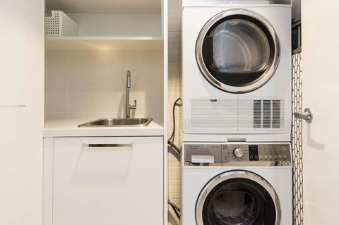 Nobbs Â· Executive 2 Storey Sydney Apartment With Pool - ACT Tourism 11