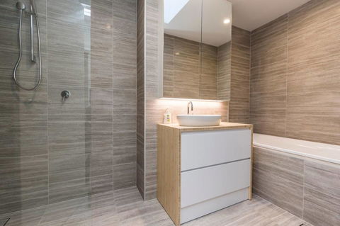 Nobbs Â· Executive 2 Storey Sydney Apartment With Pool - ACT Tourism 10