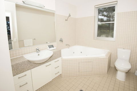 Grandview Apartments - ACT Tourism 37