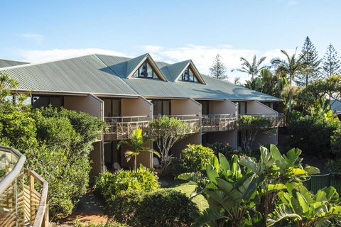 Beach Hotel Resort - ACT Tourism 10
