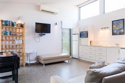 By The Beach B&B Self Contained Apartments - ACT Tourism 9