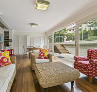 Summery spacious 4 bed home in Kurraba Point - ACT Tourism