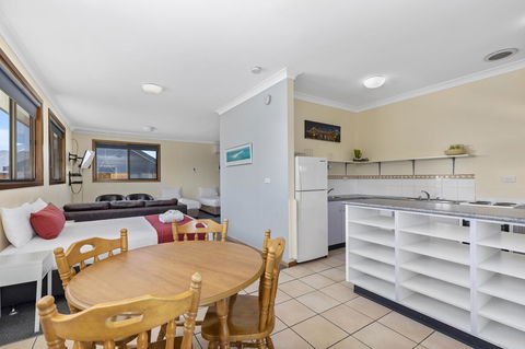 Coastal Bay Motel - ACT Tourism 9
