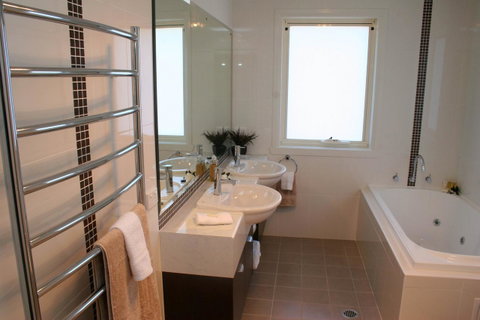 Encore Apartments - ACT Tourism 11