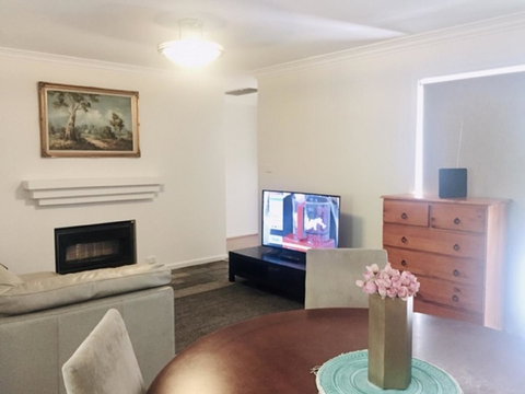 Beautiful Family Holiday House - ACT Tourism 4