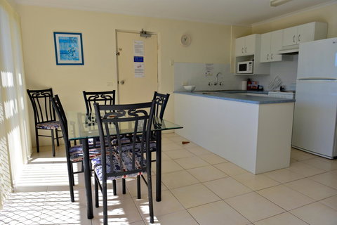 Beach House Holiday Apartments - ACT Tourism 11