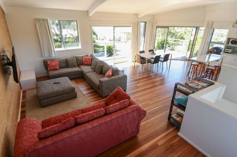 Valla's Beach House - ACT Tourism 9