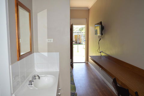 Brolga Hotel Motel - Coleambally - ACT Tourism 3
