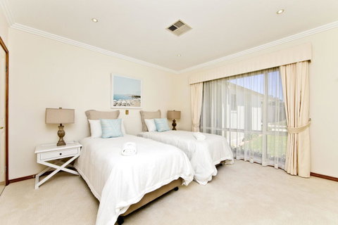 One Mile Mansion - Private Coastal Retreat FREE FAMILY ADVENTURE PASS - ACT Tourism 16