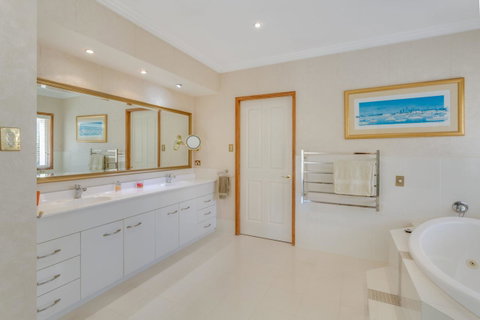 One Mile Mansion - Private Coastal Retreat FREE FAMILY ADVENTURE PASS - ACT Tourism 8