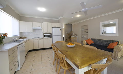 Marty's @ Little Beach - ACT Tourism 10