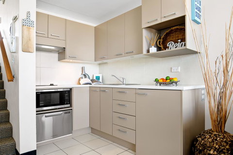 Relaxed Beachside Living - ACT Tourism 6