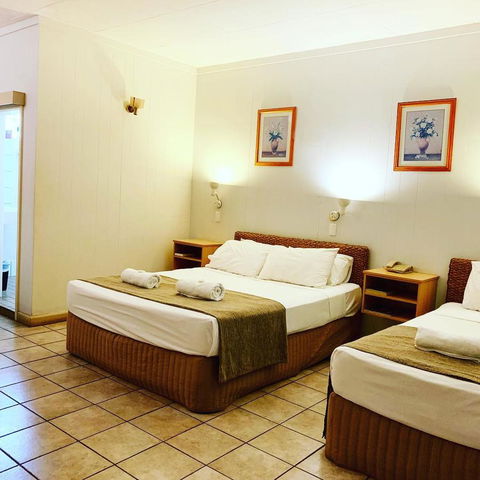 Pine Tree Motel - ACT Tourism 24